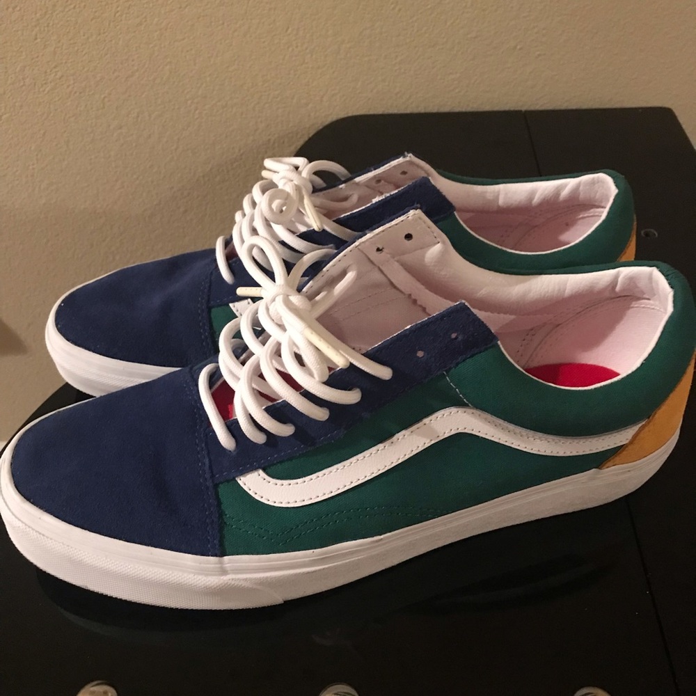 Yacht club vans